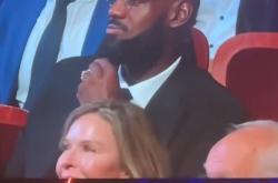 76人球星三分绝杀，全场观众热烈欢呼，计划一点以后两个.