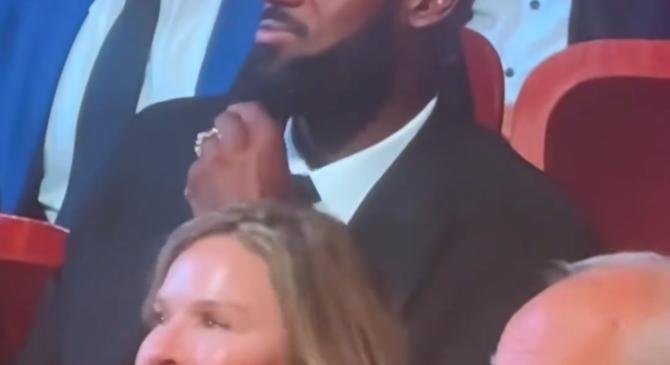 76人球星三分绝杀，全场观众热烈欢呼，计划一点以后两个.